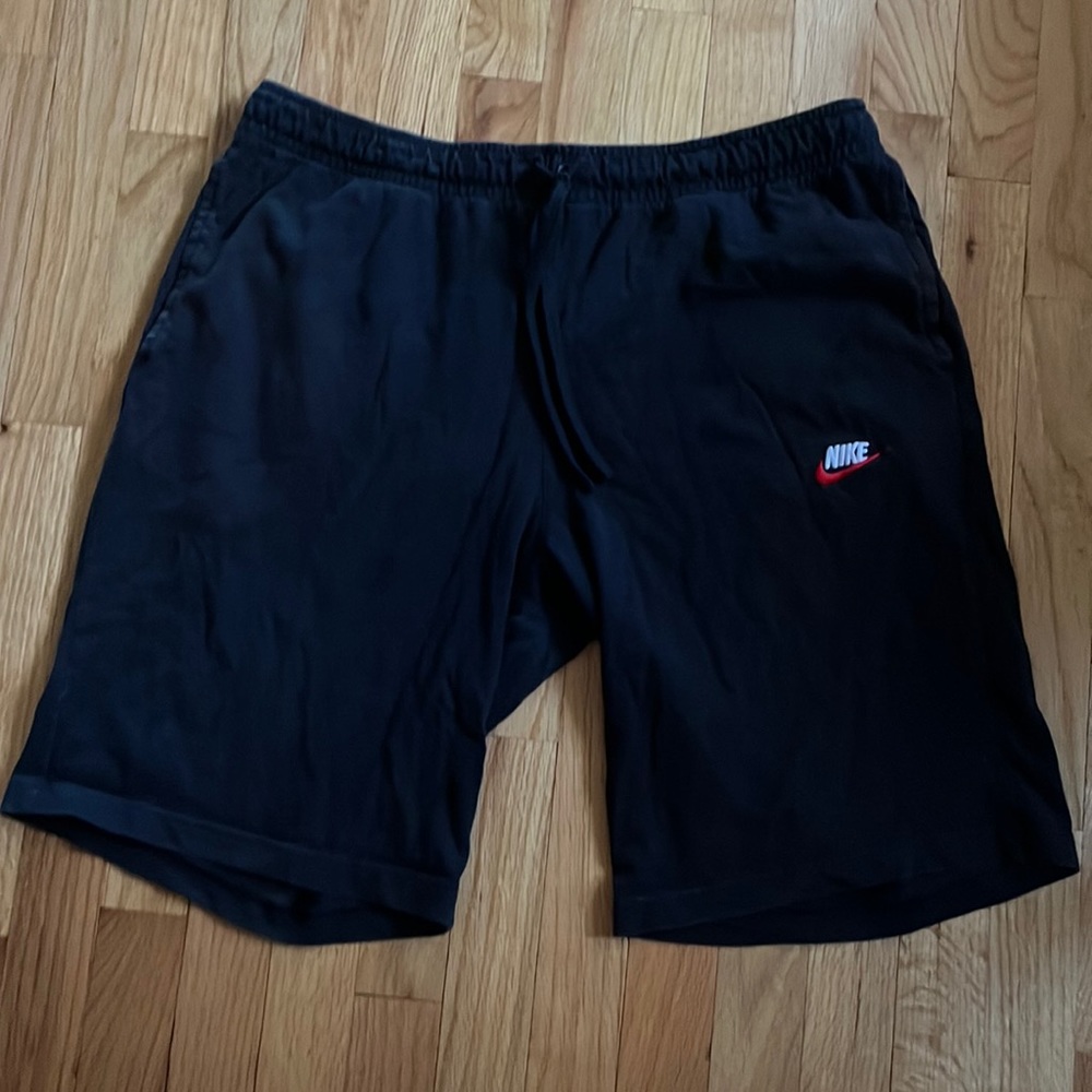 Men’s XXL black Nike cotton shorts with pockets. A back pocket too!